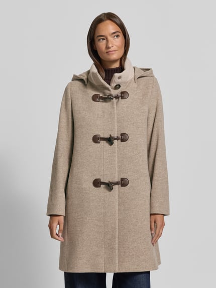 Frauenmodel trägt Mantel aus Lanawolle-Mix mit Kapuze und Stehkragen von ICONS Cinzia Rocca in Beige, Verschlussriegel, Regular Fit, Ganzkörperansicht von vorne. Rückenlänge, Schulterbreite, Brustweite und Ärmellänge entsprechen Größe 36, Material mit Kaschmir-Anteil, glatte Textur.