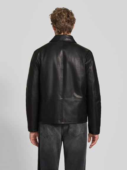 Männermodel trägt zwarte Regular Fit jack van lamsleer model 'KELLAN' van Strellson, Heren leerjack, Ganzkörperansicht Rückansicht.