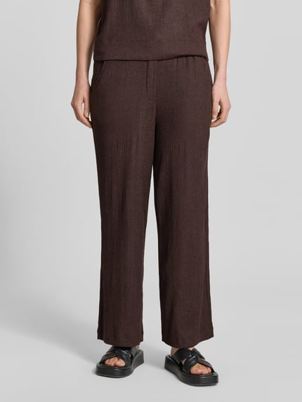 Frauenmodel trägt Wide Fit Stoffhose mit Strukturmuster Modell 'Mileni' von OPUS im Elastischer-Material-Mix mit Eingrifftaschen, Ganzkörperansicht von vorne.