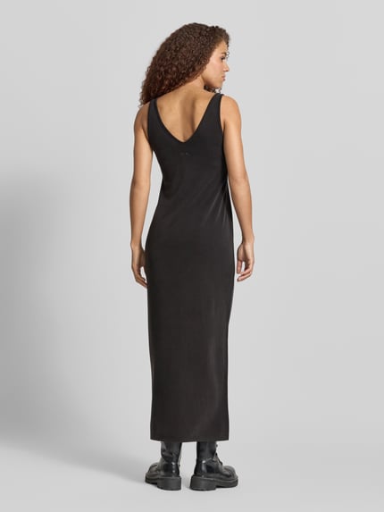 Vrouwenmodel draagt zwarte maxi-jurk met ronde hals en gestikt logo, viscosemix met stretch, loose fit van Karo Kauer, ruglengte maat S 141 cm, borstwijdte maat S 40 cm, geheel te zien vanaf de achterkant.