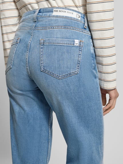 Kobiece modelka nosi Wide Leg Jeans im Used-Look Modell 'Sina' od Smith and Soul, mieszanka bawełny, wpuszczane kieszenie, efekt znoszenia, jasnoniebieski, detaliczna faktura tkaniny, zdjęcie z tyłu z bliska.