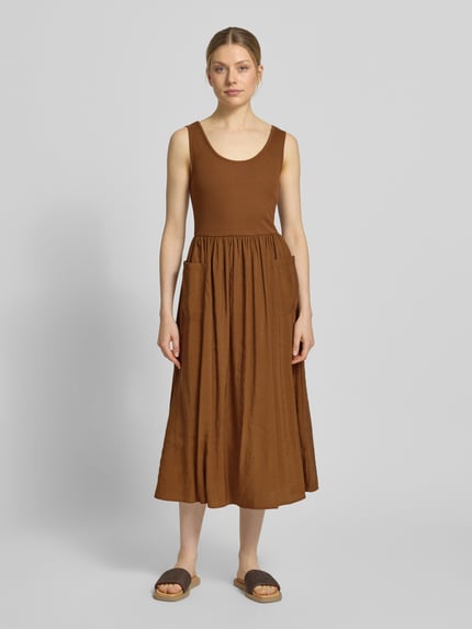 Modelka kobieca nosi Midikleid mit aufgesetzten Taschen von Rich & Royal, brązowy, mikromodal, krój taliowany, okrągły dekolt, bez rękawów, długość pleców w rozmiarze S: 114 cm, szerokość w rozmiarze S: 32 cm, widok całej sylwetki od przodu.