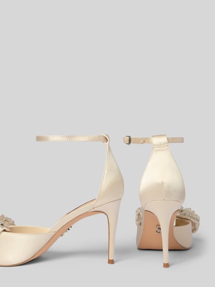 Produktfoto, Pumps mit Zierschleife Modell 'Lumma' von Steve Madden, beżowe, satynowe wykończenie, ozdobne kamienie, szpiczasty nosek, pasek na kostce, obcas 9 cm, kontekst: damskie czółenka, elegancki styl