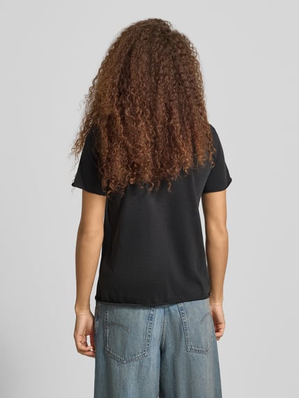 Vrouwenmodel draagt Regular Fit T-shirt uit puur katoen model 'LISA LIFE LUCY' van Only, look: effen, jersey, korte mouw, Ganzkörperansicht Rückansicht.