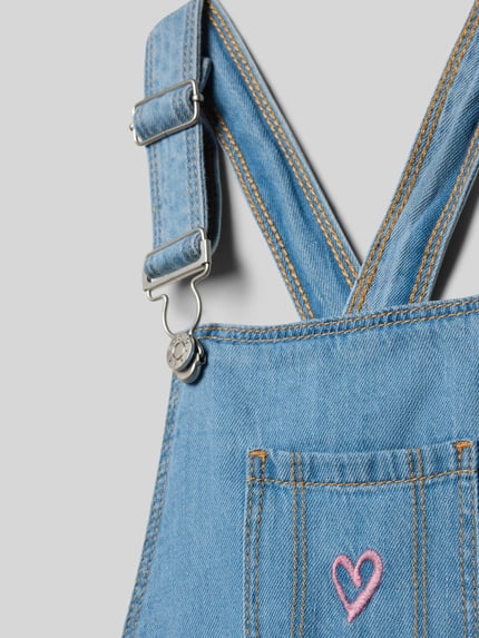 Produktfoto, Ausgestelltes Jeanskleid aus reiner Baumwolle von s.Oliver RED LABEL in Hellblau mit Herz-Stickerei, Denimstruktur, Detailaufnahme