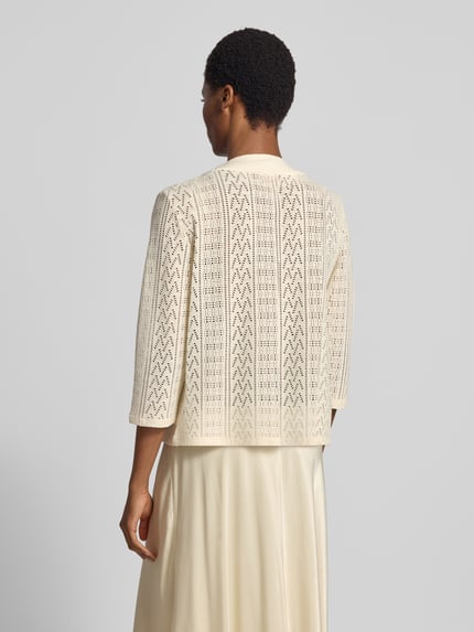 Vrouwenmodel draagt Relaxed Fit Bolero uit katoenmix van s.Oliver RED LABEL in crème met opengewerkt patroon, volledige lichaamsachteraanzicht