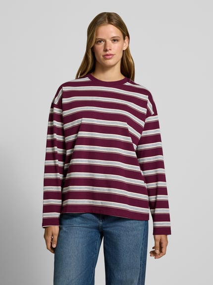 Vrouwenmodel draagt Relaxed Fit Sweatshirt uit katoenmix model 'Ember' van NOISY MAY®, bordeaux met witte strepen, lange mouwen, ronde hals, damessweatshirt, voorkant hele lichaam, ruglengte maat S: 62 cm.