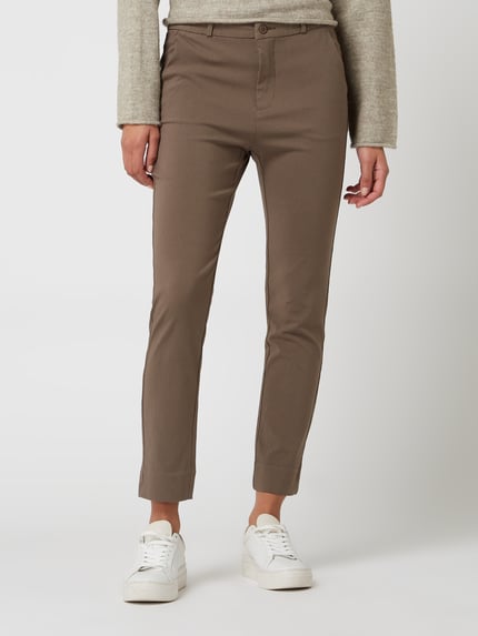 Frauenmodel trägt Hose aus Viskose-Mix mit Gürtelschlaufen Modell 'Solvej' von FREE/QUENT, braun, Regular Fit, Nahaufnahme Oberkörper, Damen Hose mit Stretch-Anteil, verdecktem Zip-Fly und aufgesetzten Gesäßtaschen.
