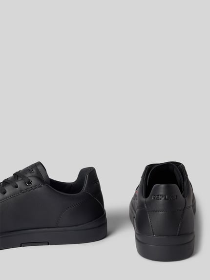 Produktfoto, Sneaker mit Label-Stitching Modell 'POLYS' von Replay in Schwarz, abgerundete Spitze, Schnürung, Absatzhöhe 3 cm, Schafthöhe 6 cm, Schaftweite 7 cm.