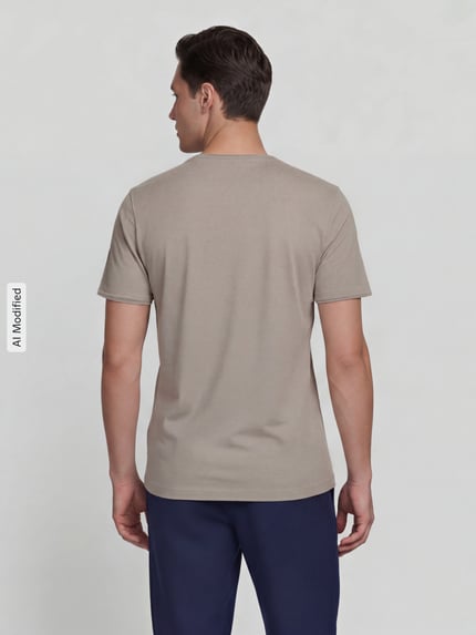 Männermodel trägt Regular Fit T-Shirt mit V-Ausschnitt von MCNEAL in Beige, reine Baumwolle, Rollsaum, Rückenansicht, Ganzkörperansicht Rückansicht.