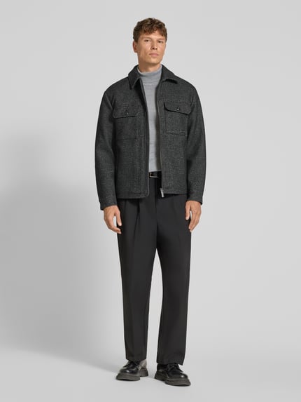Mannelijk model draagt Hemdjacke met Label-Detail van TOM TAILOR, meerkleurig geruit, borst- en steekzakken, rechte zoom, lange mouw, vooraanzicht volledig lichaam.