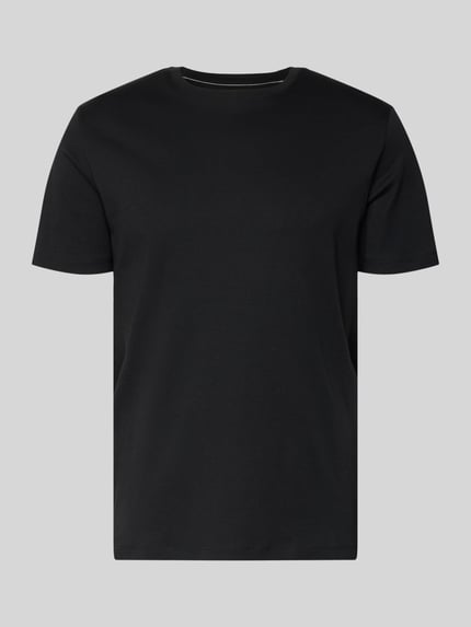 Produktfoto, schwarzes T-Shirt mit geripptem Rundhalsausschnitt von Christian Berg Men, reine Baumwolle, Regular Fit, glatte Textur.