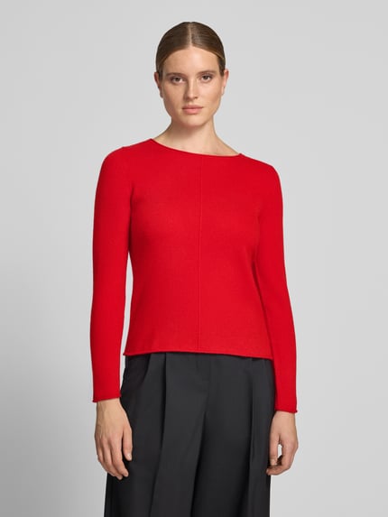 Frauenmodel trägt Regular Fit Strickpullover aus reinem Kaschmir von Christian Berg Woman in Rot mit Ziernaht, Rundhalsausschnitt, Ganzkörperansicht von vorne