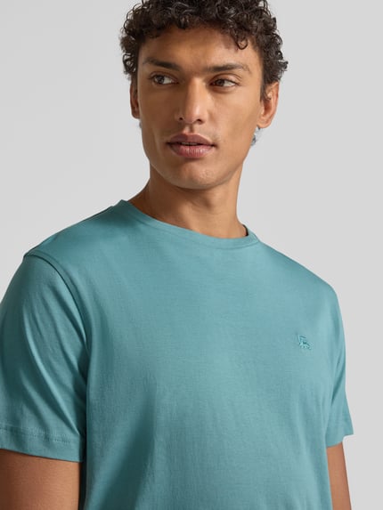 Männermodel draagt T-shirt met Labelstitching van Lerros in turquoise, puur katoen, regular fit, ronde hals, Nahaufnahme bovenlichaam. Ruglengte maat M: 69 cm.