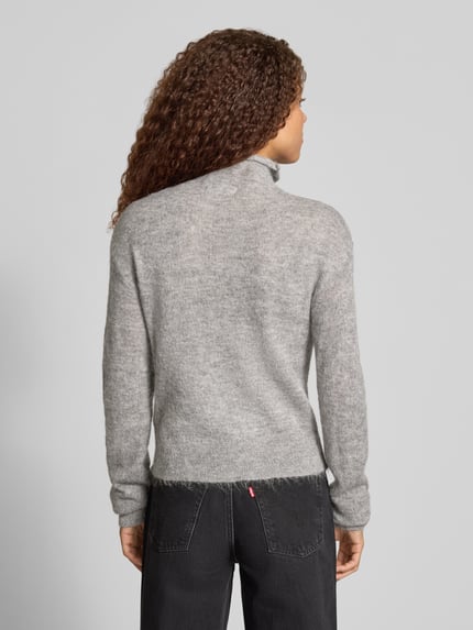 Vrouwenmodel draagt cardigan met alpaca-aandeel en opstaande kraag van Gina Tricot, materiaalmix, nauwsluitend model, knoopsluiting, ruglengte maat S 57 cm, mouwlengte maat S 72 cm, grijs, rechte vormen, zachte textuur, volledige rugaanzicht.