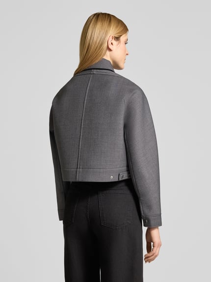 Frauenmodel trägt Relaxed Fit Jacke mit Woll-Anteil Modell 'DISCHI' von MAX&Co., Optik: Unifarben, Materialverarbeitung: Jersey, Ganzkörperansicht Rückansicht.