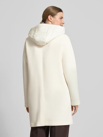 Vrouwenmodel draagt Mantel met kapuze und pattentaschen van Christian Berg Woman Selection, materiaalmix met viscose, regular fit, knoopsluiting, klepzakken, ruglengte maat 36: 88 cm, schouderbreedte: 45 cm, borstwijdte: 50 cm, mouwlengte: 57 cm, crèmekleurige tint, gladde textuur, geheel van achteren gezien
