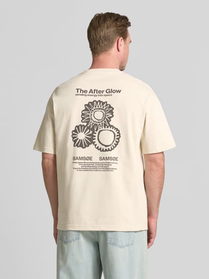 Męski t-shirt z bawełny, krój relaxed fit, nadruk, okrągły dekolt, długość tyłu 72 cm, model 'Sauni' od Samsøe Samsøe, Ganzkörperansicht Rückansicht.