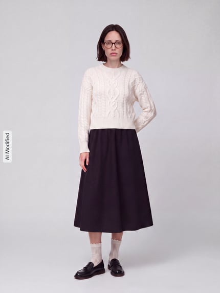 Vrouwenmodel draagt Regular Fit Pullover aus reiner Schurwolle model 'ALBEN' van Weekend Max Mara in crème met kabelpatroon, zwarte rok, Ganzkörperansicht van voren, KI-modificeerd beeld.