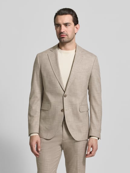 Männermodel trägt Regular Fit Anzug aus Viskose-Mix Modell 'Dalotti' von CINQUE in Beige, strukturierte Oberfläche, blazer met reverskraag, twee knopen, klepzakken, Ganzkörperansicht von vorne.