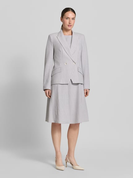 Frauenmodel trägt Regular Fit Blazer aus Seersucker mit Streifen und Lurex von Christian Berg Woman Selection, dezente Struktur, Ganzkörperansicht von vorne.