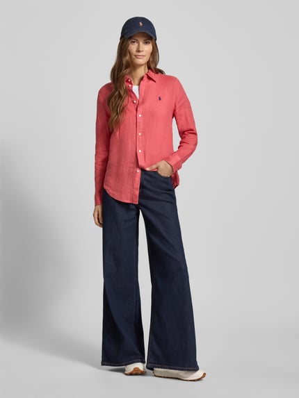 Vrouwenmodel draagt Overhemdblouse met knoopsluiting van linnen van Polo Ralph Lauren, los model, overhemkraag, labelstitching, donkerblauw en roze kleuren, ruglengte 70 cm, mouwlengte 58 cm, geheel zichtbaar van voren.