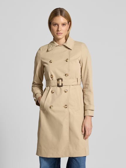 Modelka kobieca ma na sobie 'Trenchcoat mit Ärmelriegeln' od Christian Berg Woman Selection, beżowy, krój slim fit, podwójny rząd guzików, pasek z klamrą, patki na rękawach, długość tyłu 100 cm, szerokość w rozmiarze 36: ramiona 39 cm, biust 48 cm, rękawy 63 cm; widok całej sylwetki z przodu.