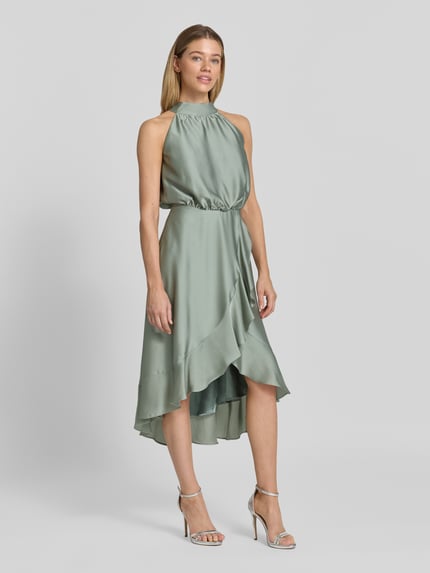 Vrouwenmodel draagt cocktailjurk met opstaande kraag en volants van SWING, satijn, A-lijn, midi-jurk, ruglengte maat 36: 125 cm, borstwijdte maat 36: 42 cm, mintgroen, glans, gladde textuur, asymmetrische zoom, vooraanzicht volledige lichaamsopname.