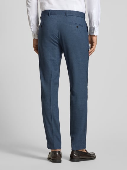 Mannenmodel draagt blauwe pantalon met persplooien en paspelzakken model 'Charlie' van CG – CLUB of GENTS, regular fit, geheelachteraanzicht