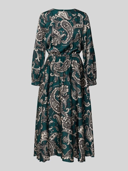 Frauenmodel trägt Cocktailkleid mit Rundhalsausschnitt von Rinascimento aus grünem Material-Mix mit Stretch-Anteil, Plisseefalten, körpernahe Passform, Rückansicht, Ganzkörperansicht. Rückenlänge 113 cm, Brustweite 44 cm, Ärmellänge 59 cm bei Größe S.