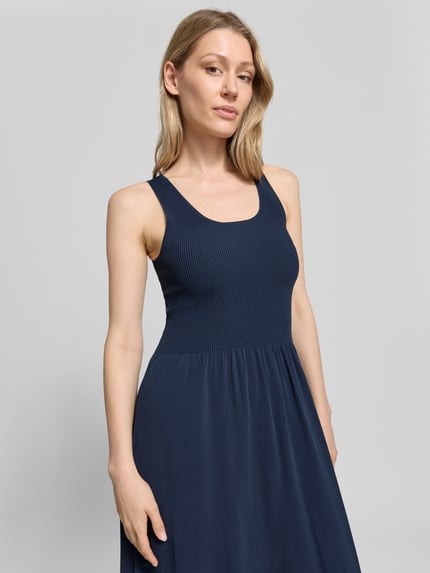 Vrouwenmodel draagt donkerblauw A-lijn tricotjurk van viscosemix model 'CALIBRI' van Weekend Max Mara, dames, nahaufnahme bovenlichaam.