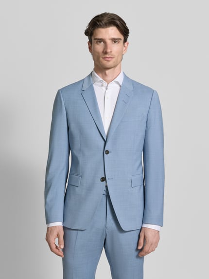 Mannenmodel draagt lichtblauw Regular Fit Sakko met wol-aandeel model 'Jamie' van Tiger Of Sweden, reverskraag, 2-knopen, opgestikte zakken, elastische materiaalmix, voorkant volledig zichtbaar, bovenlichaam close-up.