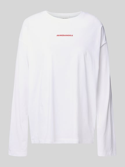 Productfoto, oversized langarmshirt uit zuivere katoen model 'FIETAA SMILE' van Armedangels, effen wit, fijnribstructuur, rood labelschrift.
