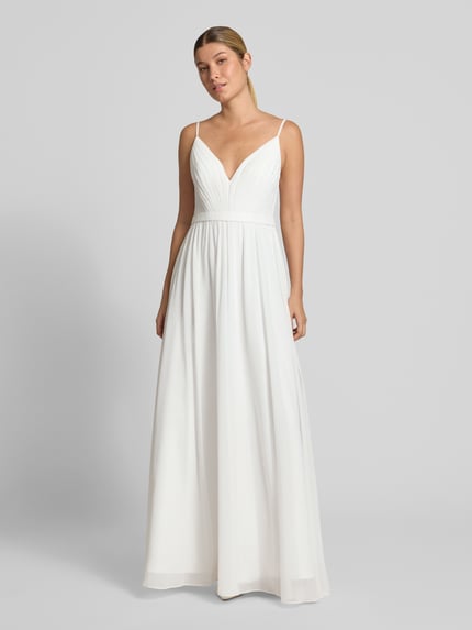 Frauenmodel trägt Abendkleid mit Raffungen und tiefem V-Ausschnitt von Mascara, weißer Chiffon, A-Linie, Maxilänge, Ganzkörperansicht von vorne.