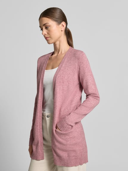 Kobiece model prezentuje kardigan rozpinany 'Strickjacke aus Viskose-Mix' od VILA, mieszanka wiskozy, krój taliowany, wpuszczane kieszenie, prążkowane wykończenia, długość tyłu w rozmiarze S: 81 cm, długość rękawów w rozmiarze S: 68 cm, jasnoróżowy kolor, gładka tekstura, widok całej sylwetki z przodu.