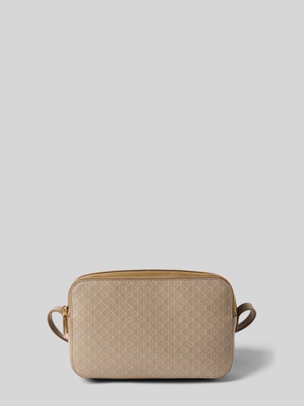 Produktfoto, Camera Bag mit Allover-Logo-Print von CK Calvin Klein in Beige mit Hauptfach, Reißverschluss und schmalem Trageriemen, 22x14x6 cm, Schulterriemen 123 cm
