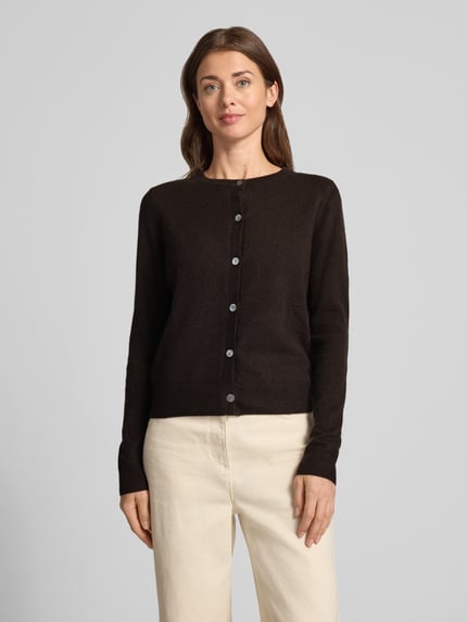 Frauenmodel trägt Strickjacke aus reinem Kaschmir mit durchgängiger Knopfleiste von Christian Berg Woman, dunkelbraun, Regular Fit, gerippte Abschlüsse, Langarm, glatte Textur, Ganzkörperansicht von vorne.