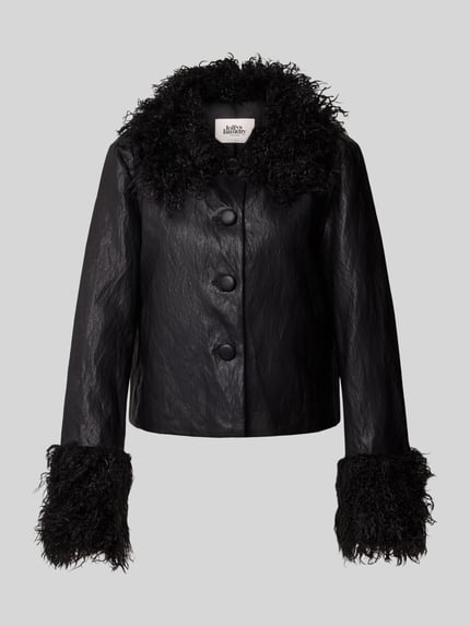Produktfoto, Jacke in Leder-Optik Modell 'Tracy' von LOLLYS LAUNDRY, schwarze Kunstleder-Oberfläche, Kunstfell an Kragen und Ärmeln, sichtbare Knopfleiste, Regular Fit, Damen Jacke