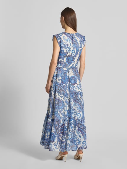 Frauenmodel trägt Midikleid im Allover-Look mit Bindegürtel von Oui, A-Linie, V-Ausschnitt, gemusterter Stoff in Blau und Weiß, Ganzkörperansicht Rückansicht.