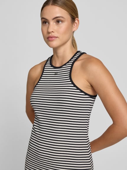 Kobiece modelka nosi Slim Fit Kleid in Strick-Optik od Anine Bing, mieszanka bawełny, krój slim fit, imitacja dzianiny, okrągły dekolt, bez rękawów, wyhaftowane logo, całkowita długość w rozmiarze S: 84 cm, szerokość w rozmiarze S: 39 cm, paski czarno-białe, tekstura prążkowana, zbliżenie na górną część ciała, widok z przodu