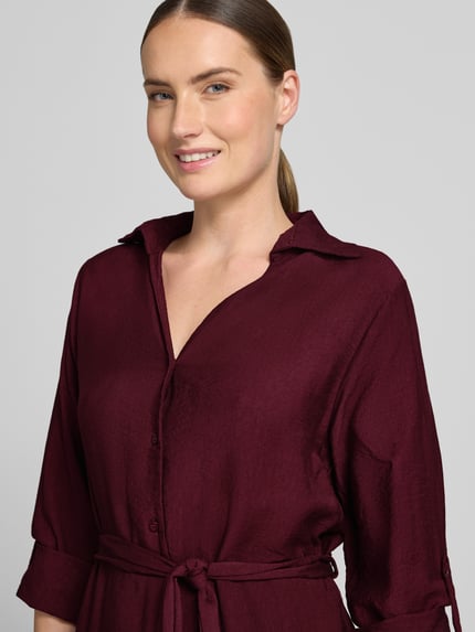 Frauenmodel trägt Hemdblusenkleid mit kurzer Knopfleiste Modell 'Di44anaa' von ZABAIONE, Viskose-Mix, taillierter Schnitt, Nahaufnahme Oberkörper.
