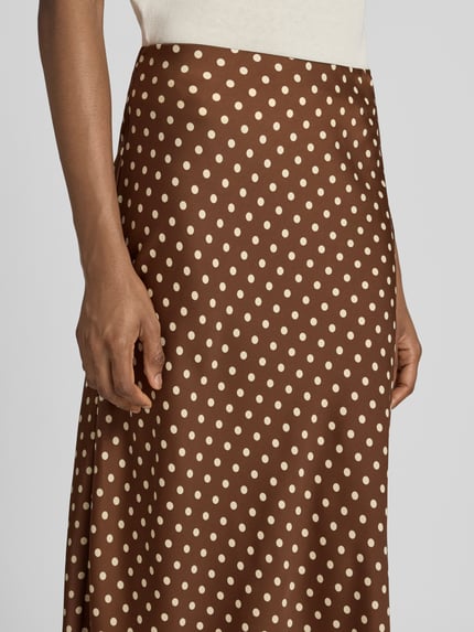 Vrouwenmodel draagt midirok van YAS, Materiaalmix met stretch, A-lijn, model 'PELLA', all-over look, detailopname taillezone