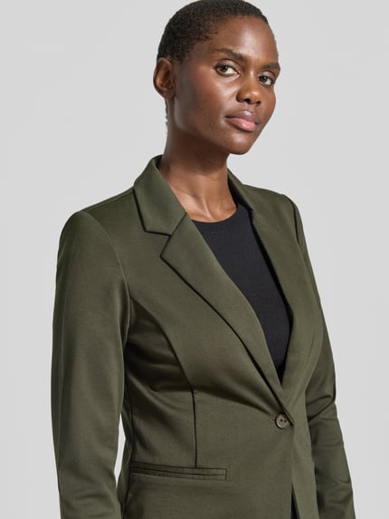 Frauenmodel trägt Slim Fit Blazer mit Paspeltaschen Modell 'KATE' von ICHI in Olivgrün, materialmix mit Viskose-Anteil, Nahaufnahme Oberkörper.