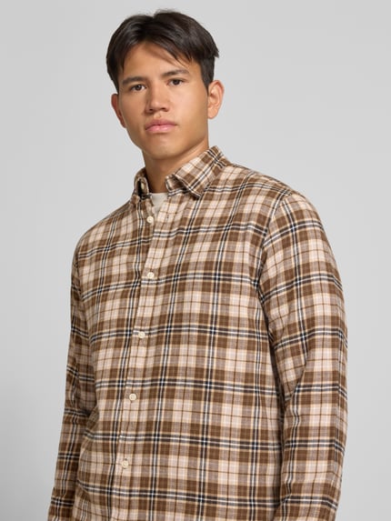 Männermodel trägt Regular Fit Freizeithemd mit Kentkragen Modell 'FIELD' von JACK & JONES, kariertes Muster in Braun und Beige, reine Baumwolle, Nahaufnahme Oberkörper, Rückenlänge 75 cm, Schulterbreite 48 cm, Ärmellänge 65 cm.
