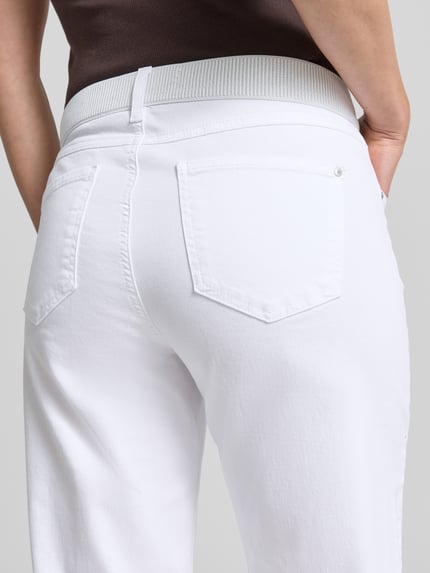 Frauenmodel trägt Caprijeans mit elastischem Bund Modell 'Linn' von Angels aus weißem Baumwoll-Mix mit Stretch-Anteil, Eingrifftaschen, Verkürzte Passform, Nahaufnahme Rückansicht.