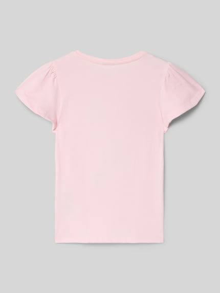 Mädchen trägt Regular Fit T-Shirt aus reiner Baumwolle von s.Oliver RED LABEL, rosa, unifarben, Kurzarm, Rundhals, Ganzkörperansicht Rückansicht