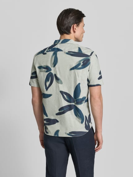 Männermodel trägt Casual Fit Freizeithemd im Allover-Look von OLYMP Level Five, Reine Baumwolle, Reverskragen, Ganzkörperansicht Rückansicht.