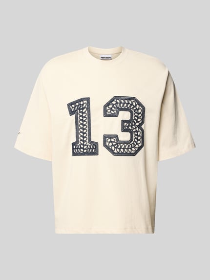Produktfoto, T-Shirt mit Ketten-Stickerei und Rundhalsausschnitt von REVIEW, męski t-shirt z bawełny, krój relaxed fit, długość tyłu w rozmiarze M: 65 cm, kremowy, czarny haft, okrągły dekolt, miękka faktura