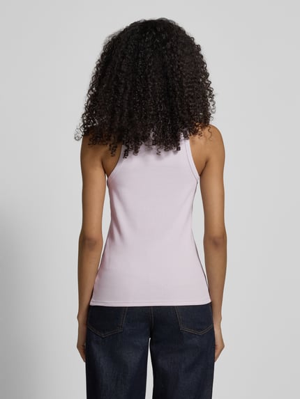 Frauenmodel trägt Regular Fit Tank Top aus Baumwoll-Mix Modell 'C_EPETITE' von BOSS Orange in Rosa, Rippstruktur, Ganzkörperansicht Rückansicht.