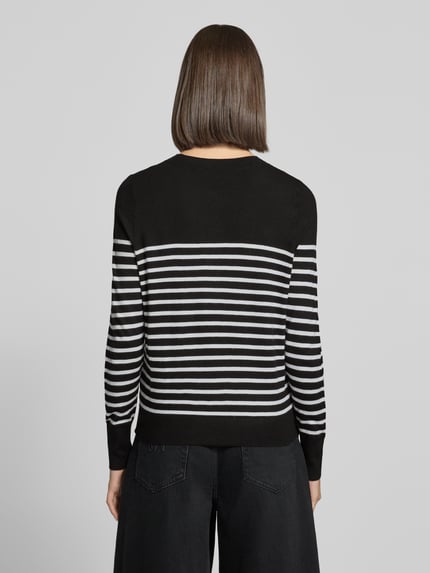 Frauenmodel trägt Pullover mit gerippten Abschlüssen von S.OLIVER CASUAL in schwarzer Strickoptik mit weißen Streifen, Ganzkörperansicht Rückansicht.
